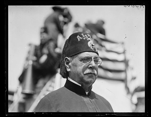 Photo:Shriner Man Fez 1923 Portrait Masonic Festival Crowd