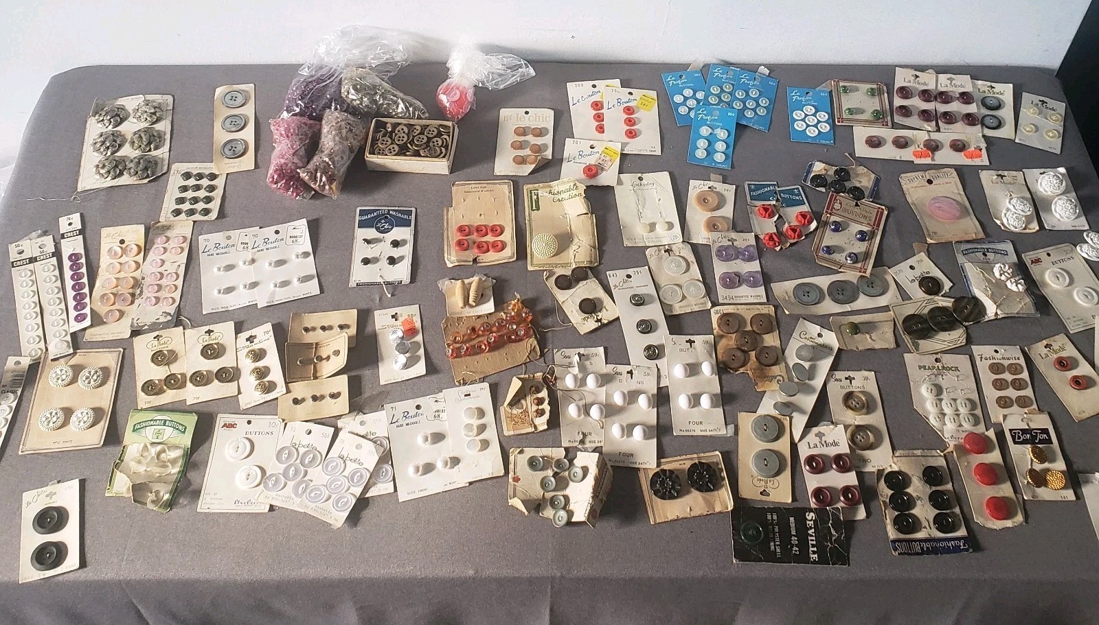 NEW OLD STOCK 2 Pound Mixed Lot of Vintage Estate Buttons NEW OLD STOCK 2 Pound Mixed Lot of Vintage Estate Buttons