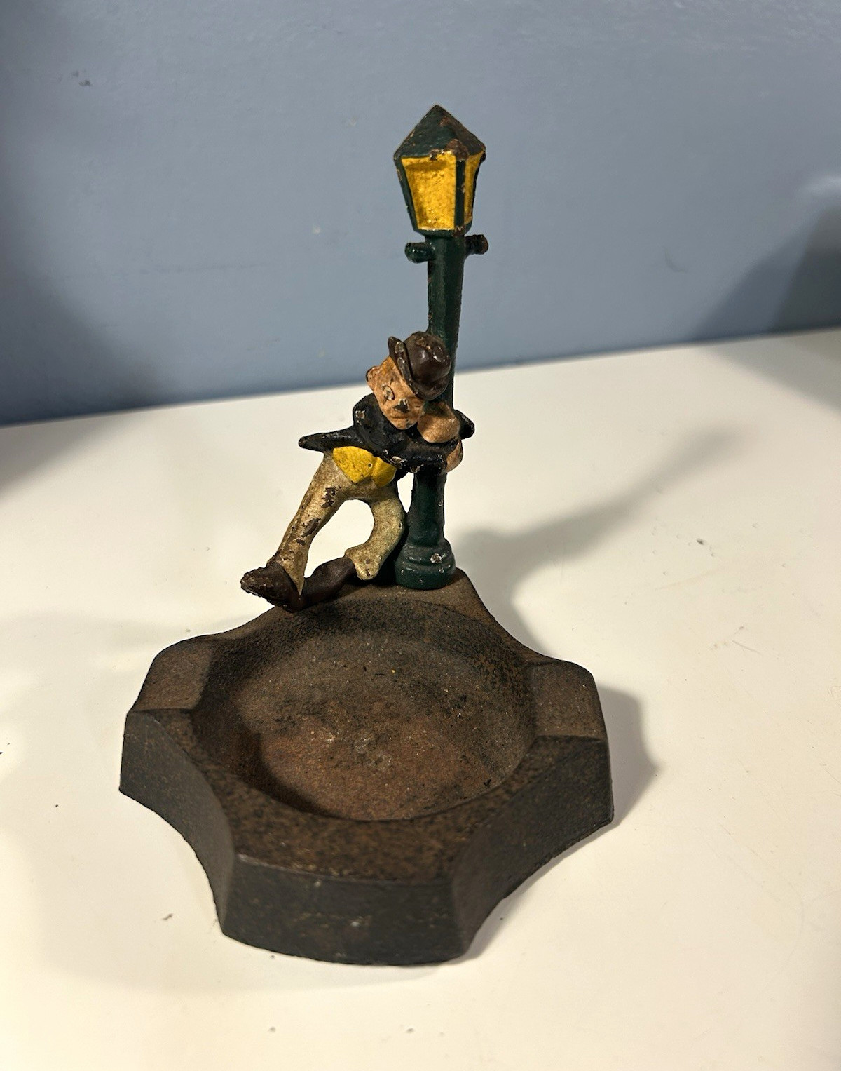 Vintage Cast Iron Drunk Man Leaning On Lamppost Ashtray Novelty Barware 4.75\ Vintage Cast Iron Drunk Man Leaning On Lamppost Ashtray Novelty Barware 4.75\