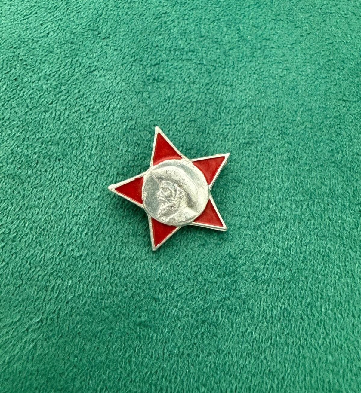 CUBA CUBAN VINTAGE RED STAR MILITARY CAMILO CIENFUEGOS ENAMEL LAPEL PIN BADGE CUBA CUBAN VINTAGE RED STAR MILITARY CAMILO CIENFUEGOS ENAMEL LAPEL PIN BADGE