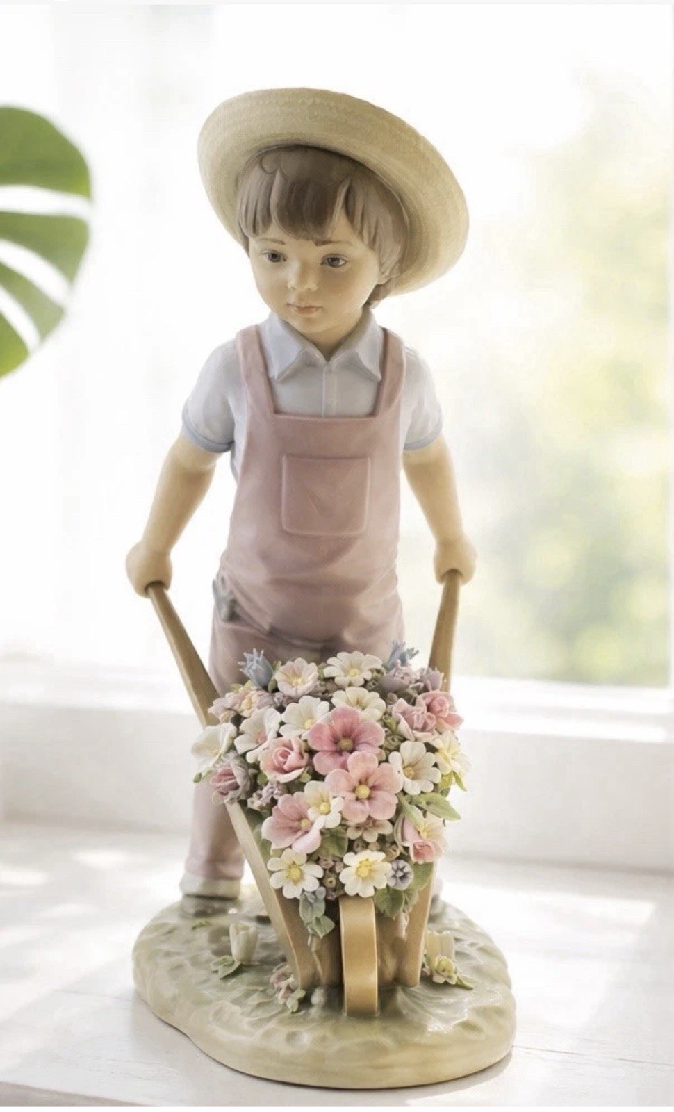 LLADRO FIGURINE - LITTLE GARDENER #1283 - BOY WITH WHEELBARROW - Mint Condition. LLADRO FIGURINE - LITTLE GARDENER #1283 - BOY WITH WHEELBARROW - Mint Condition.