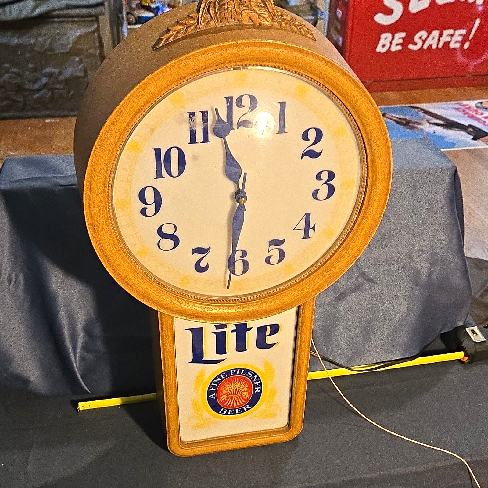 Lite Fine Pilsner Beer Lighted Advertising Wall Clock - Jan 19, 1989 Lite Fine Pilsner Beer Lighted Advertising Wall Clock - Jan 19, 1989