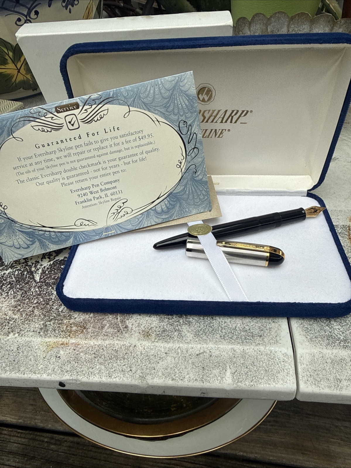 *Rare* Vintage Eversharp Skyline Gold & Black Fountain Pen w/ 14K Never Inked *Rare* Vintage Eversharp Skyline Gold & Black Fountain Pen w/ 14K Never Inked