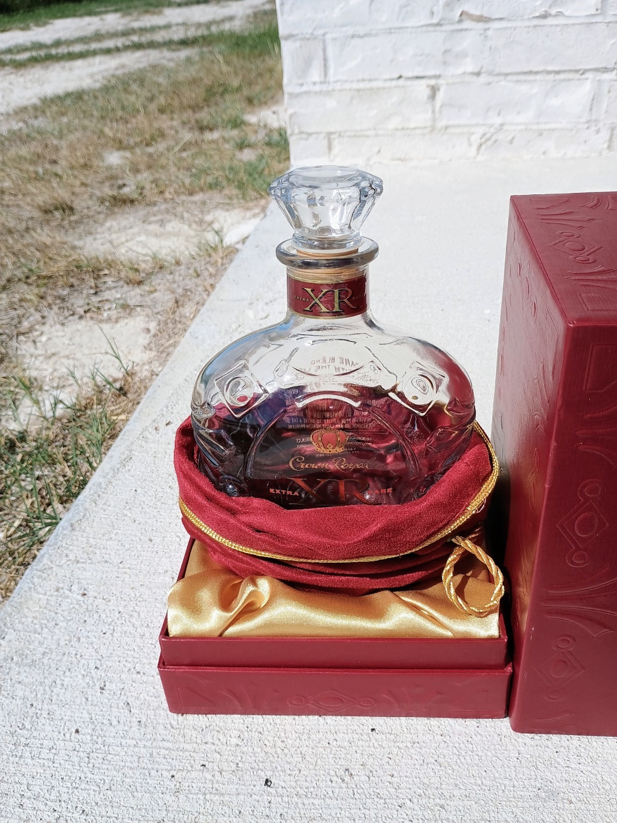 Crown Royal XR Extra Rare Waterloo Empty 750ml Bottle with Presentation Box Good Crown Royal XR Extra Rare Waterloo Empty 750ml Bottle with Presentation Box Good