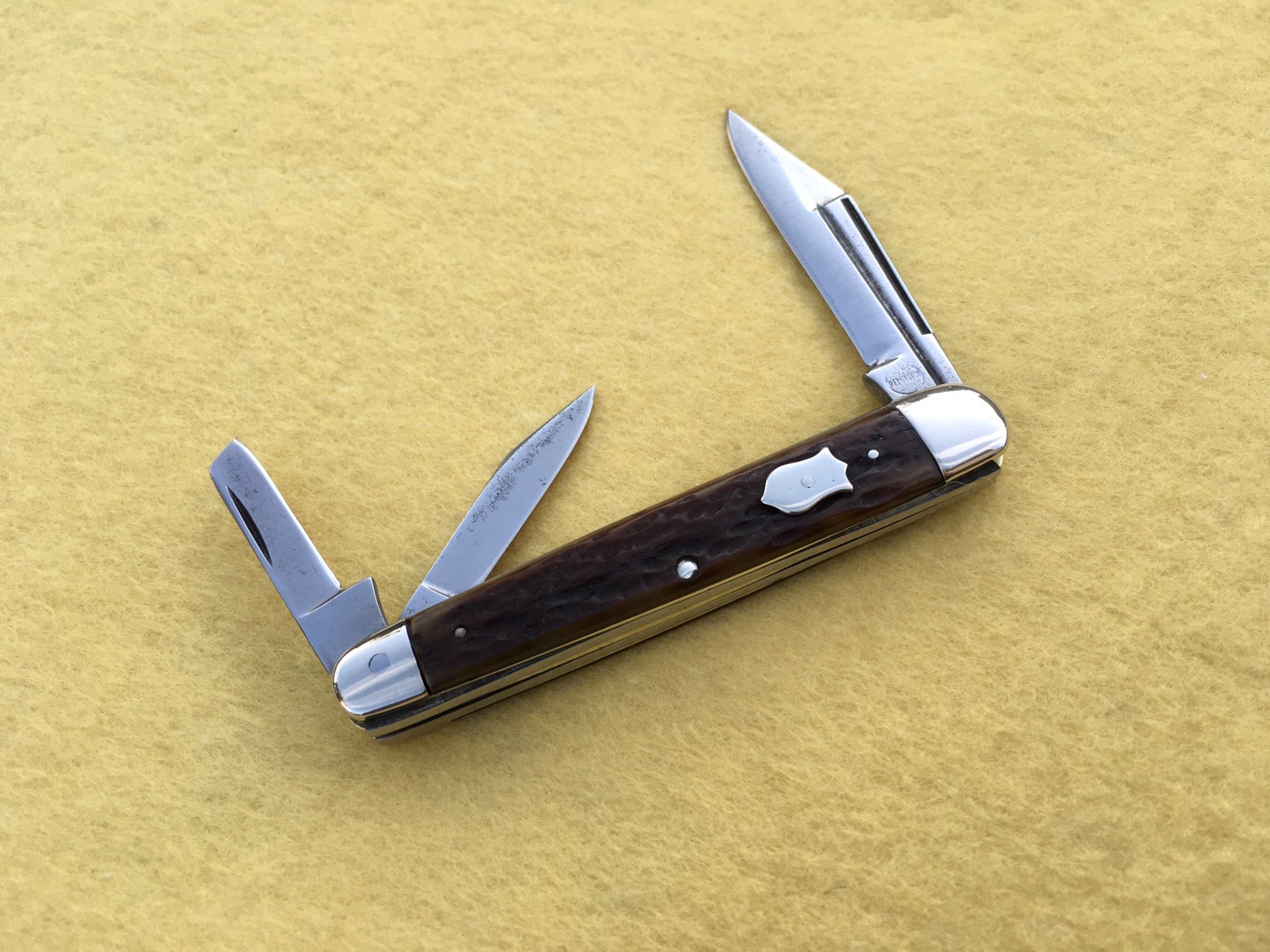 REMINGTON R6393 SPLIT BACK WHITTLER BLOOD GROOVES ON MAIN BLADE BONE HANDLE REMINGTON R6393 SPLIT BACK WHITTLER BLOOD GROOVES ON MAIN BLADE BONE HANDLE