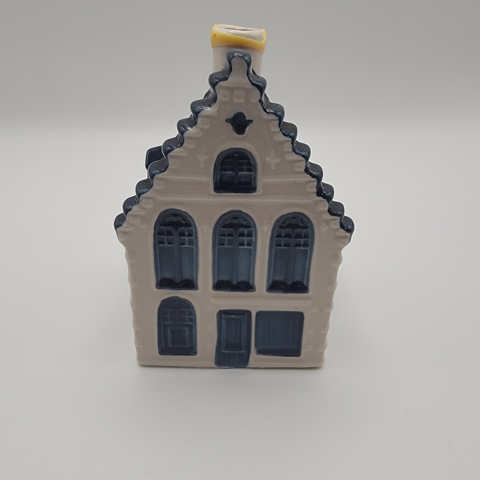 KLM Bols Blue Delft House 49 Miniature Dutch Canal House 2011 Empty Decanter KLM Bols Blue Delft House 49 Miniature Dutch Canal House 2011 Empty Decanter