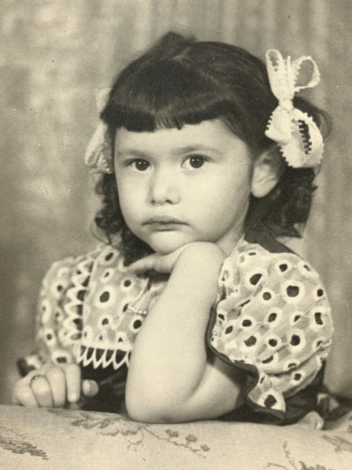 AxH) Found Photograph Girl Portrait 1950\'s