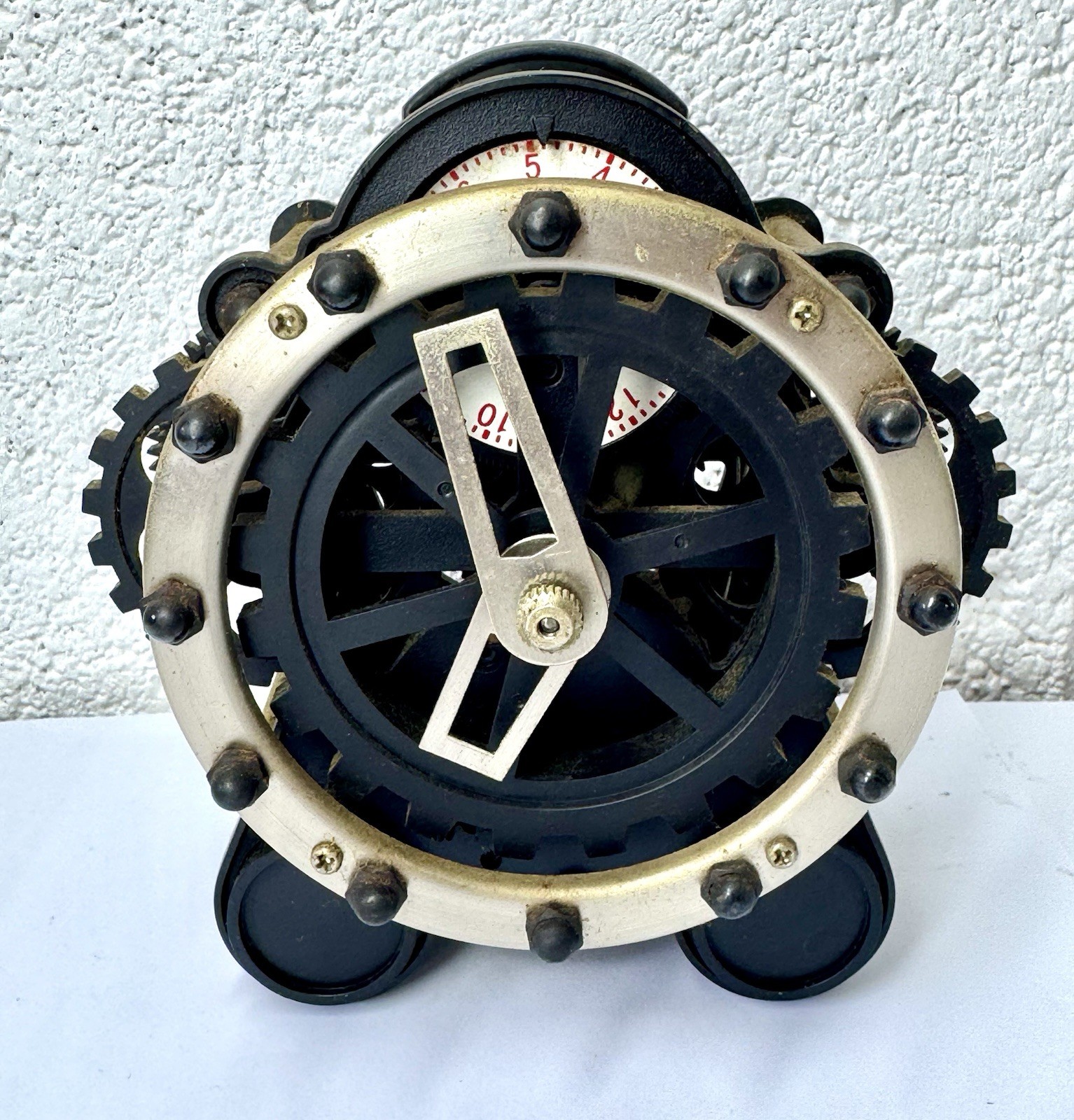 Invotis Wil van den Bos Style Design Radar Clock Industrial Gear Table Clock