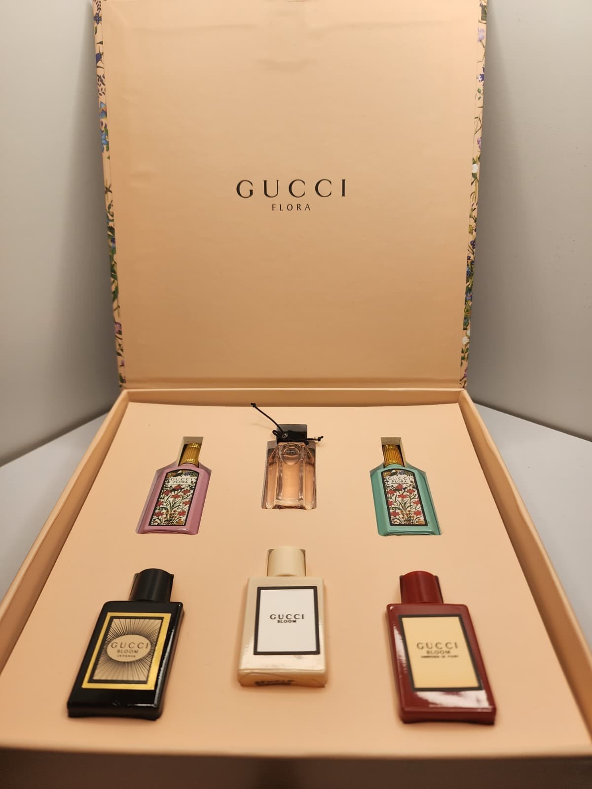 Gucci Bloom & Flora Miniature Perfume Bottle Set 5 Pcs Display Box Gucci Bloom & Flora Miniature Perfume Bottle Set 5 Pcs Display Box