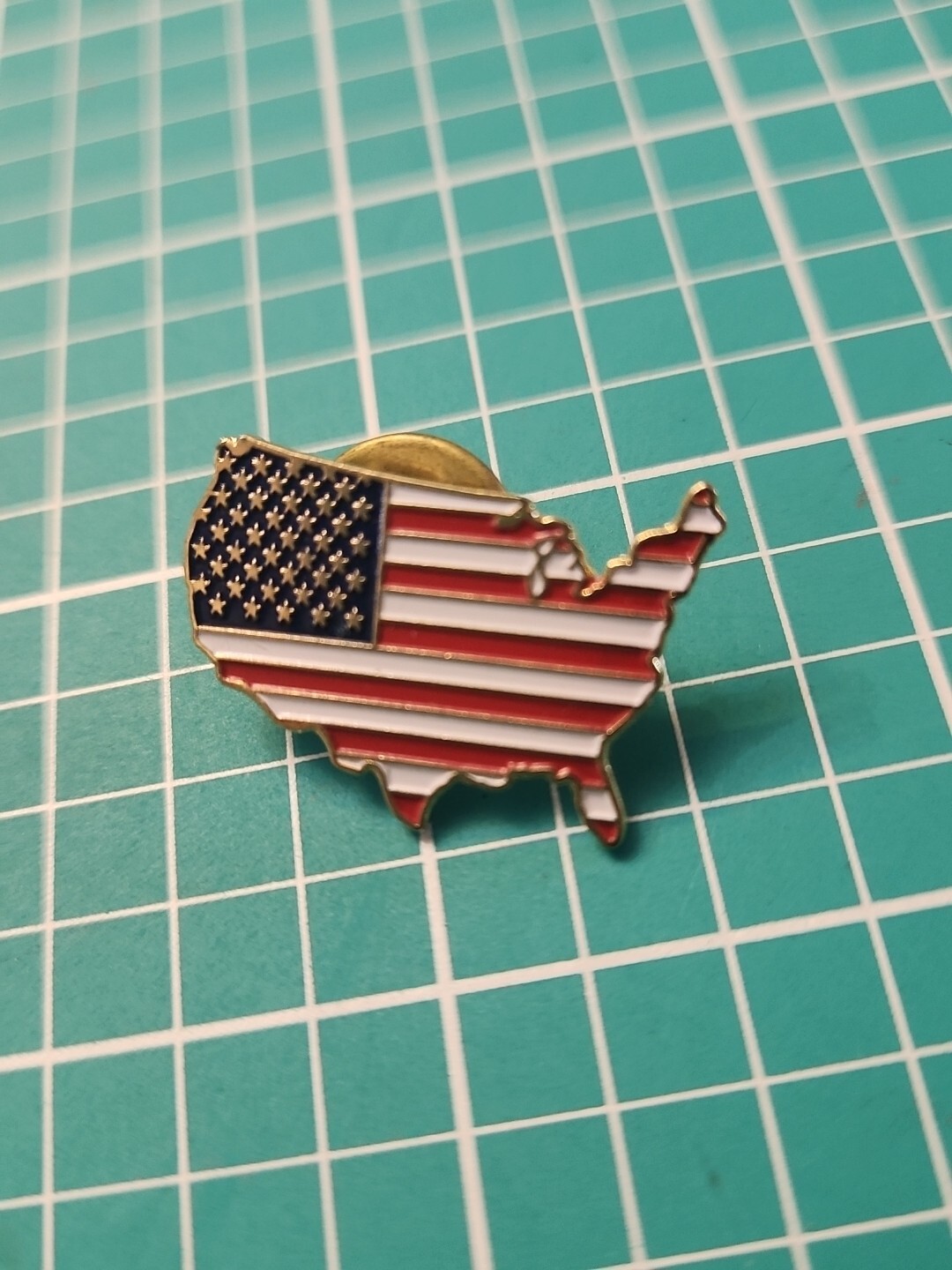 Vtg ๐บ๐ธ American Flag USA Shaped Gold Tone Lapel Pin Vtg ๐บ๐ธ American Flag USA Shaped Gold Tone Lapel Pin