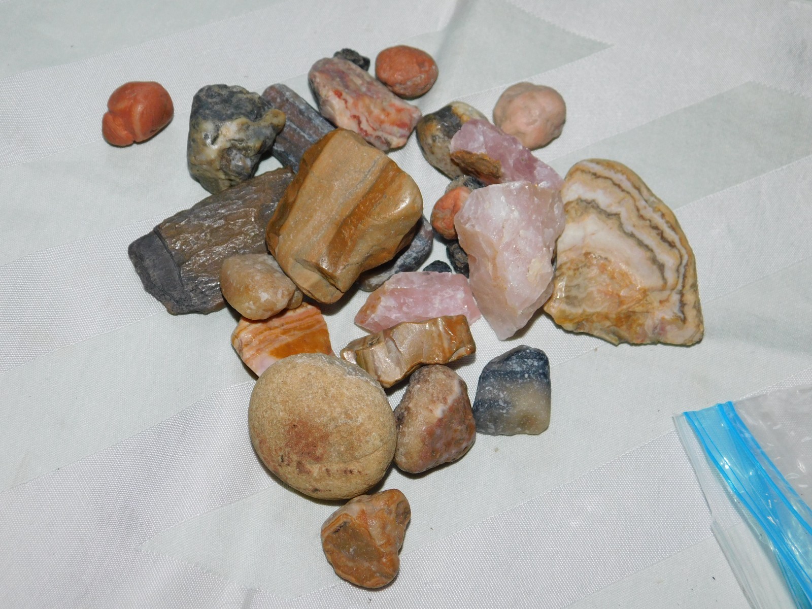 1# Bag of South Dakota Grassland Rocks Agates Quartz Petrified Wood Tourmaline 1# Bag of South Dakota Grassland Rocks Agates Quartz Petrified Wood Tourmaline