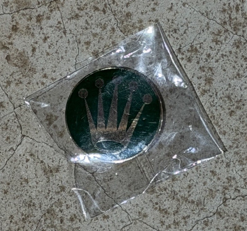 Authentic Fear Tomorrow Green Enamel W/ Gold Crown And Trim Circle Pin wrmfzy Authentic Fear Tomorrow Green Enamel W/ Gold Crown And Trim Circle Pin wrmfzy