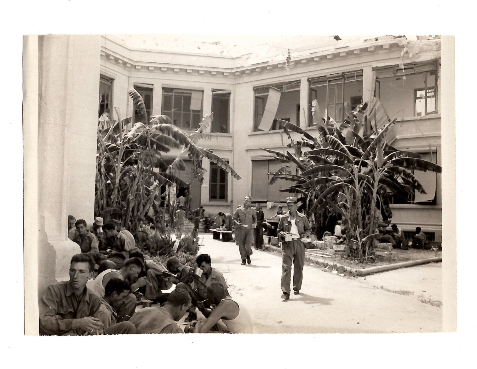 WWII WW2 Original Photo Soldiers Taking a Chow Break 1940s *READ* WWII WW2 Original Photo Soldiers Taking a Chow Break 1940s *READ*