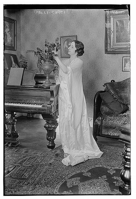 Photo:Amelita Galli-Curci at Piano 1917 Photograph