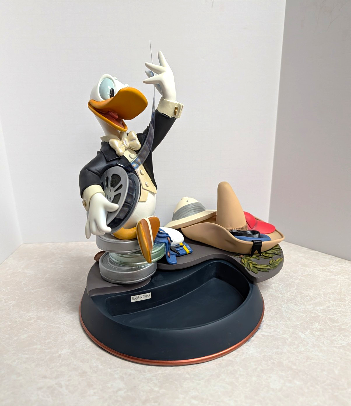 Donald Duck - Disney Markrita - Figurine Holding Film Reel & Strip Donald Duck - Disney Markrita - Figurine Holding Film Reel & Strip
