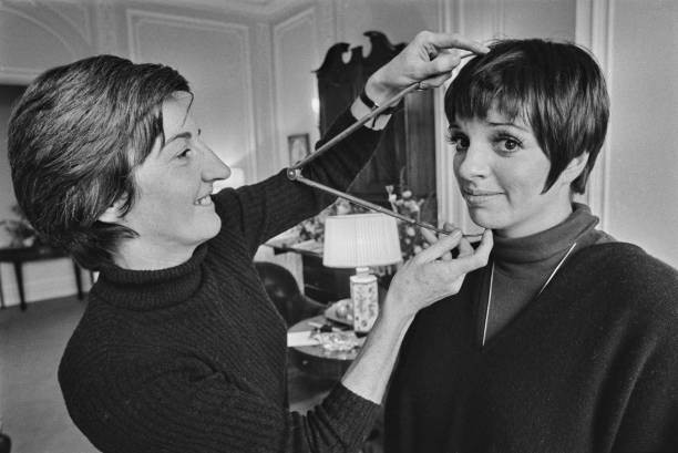 American actress singer Liza Minnelli has face measured calipers b- Old Photo