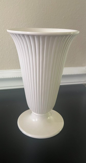 Vintage Wedgwood Etruria & BARLASTON Fluted Trumpet Moonstone Creamware Vase 8\ Vintage Wedgwood Etruria & BARLASTON Fluted Trumpet Moonstone Creamware Vase 8\
