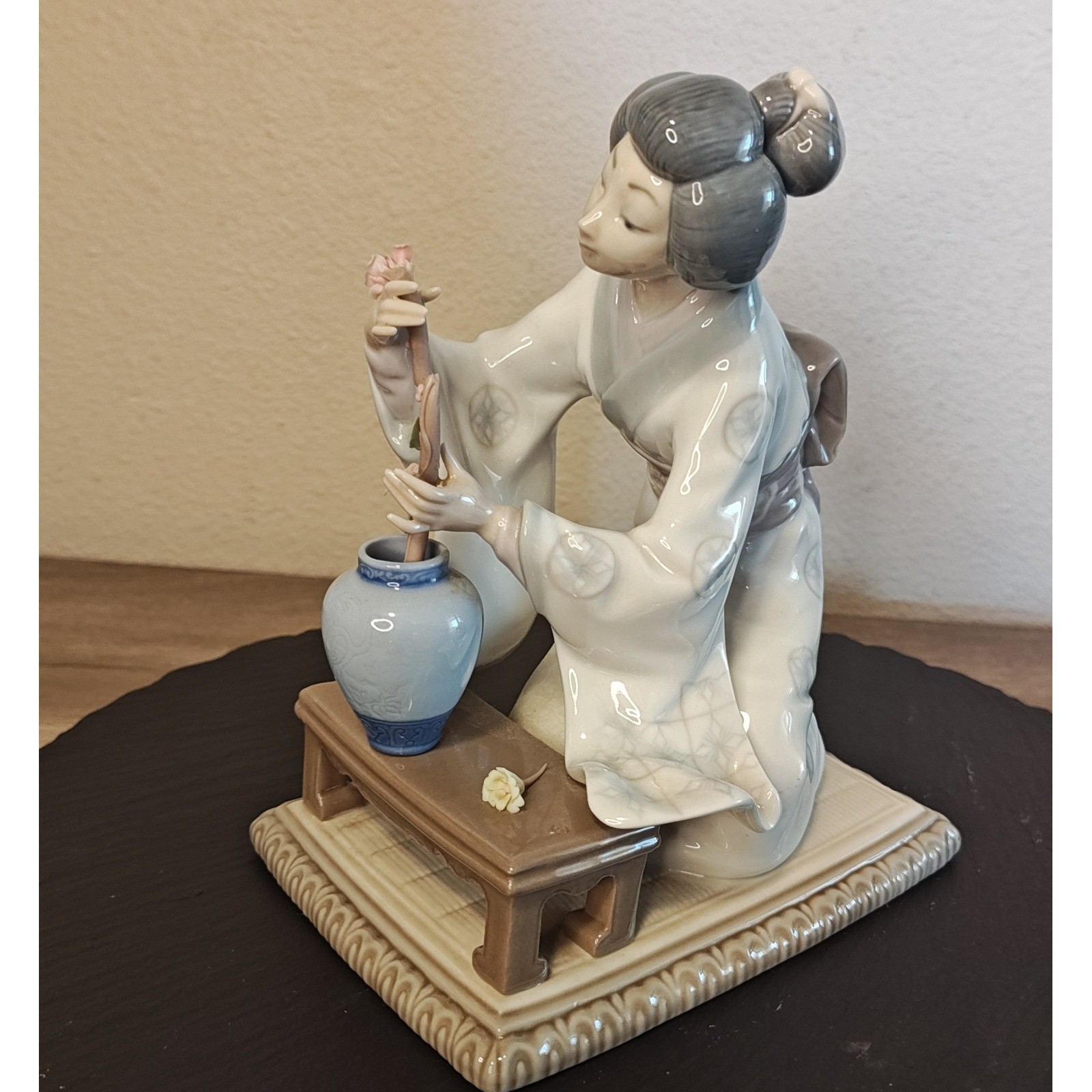 Lladro 4840 Japanese Flower Arranger Geisha Girl Porcelain Figurine Blue 7.5in
