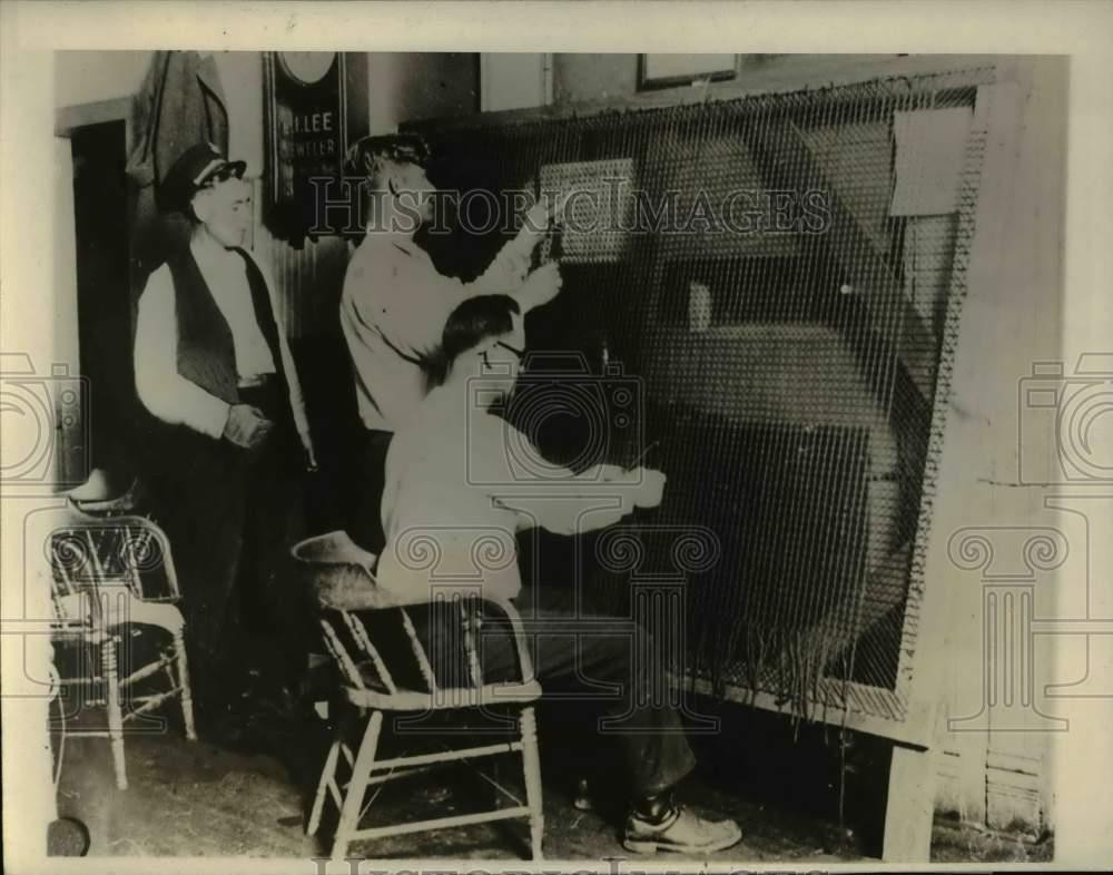 1927 Press Photo Kansas City Firemen make shawls to raise fund for the needy 1927 Press Photo Kansas City Firemen make shawls to raise fund for the needy