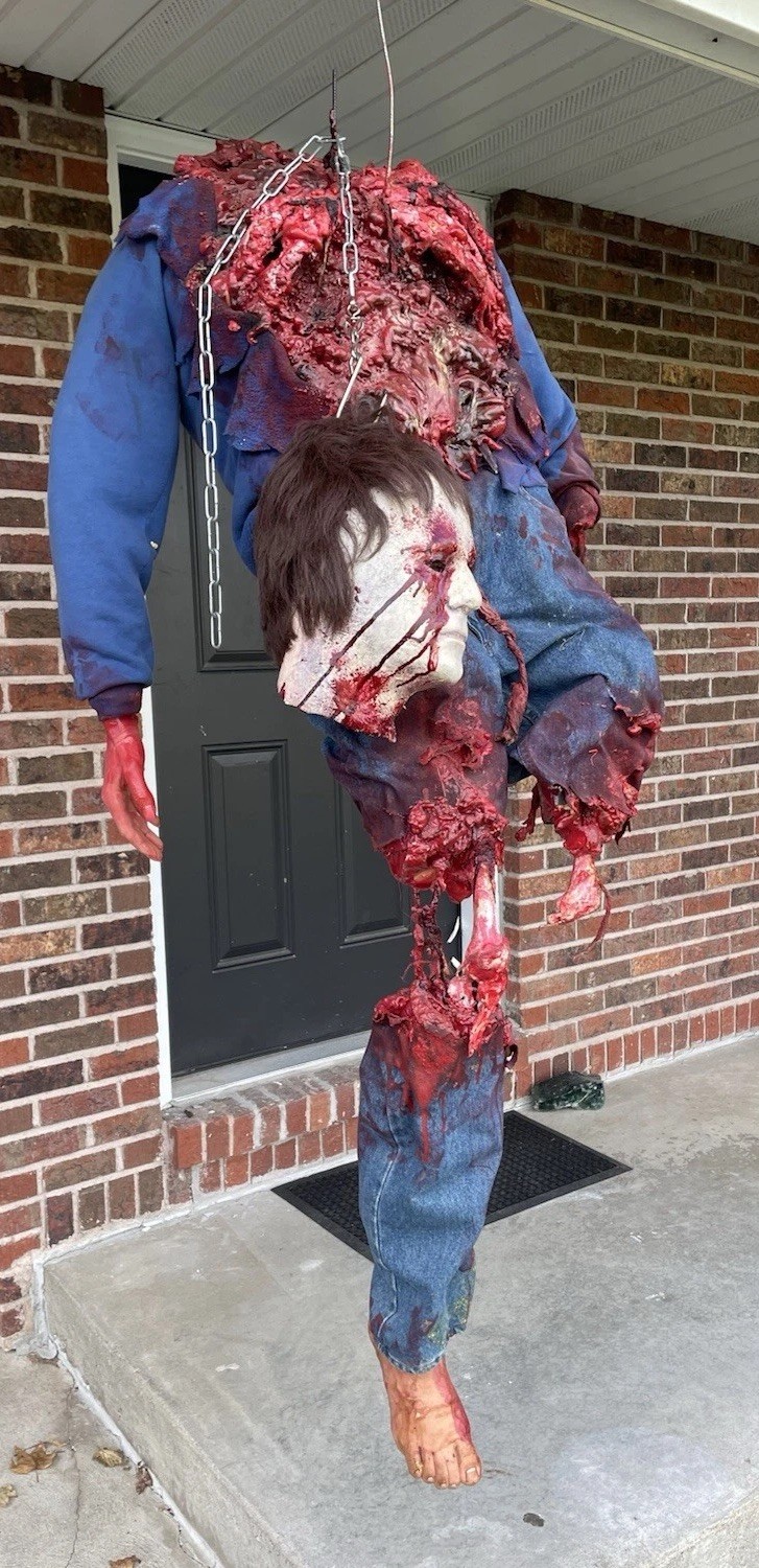 Halloween Horror Bloody Severed Head & Dismembered Body Haunted House Prop Halloween Horror Bloody Severed Head & Dismembered Body Haunted House Prop
