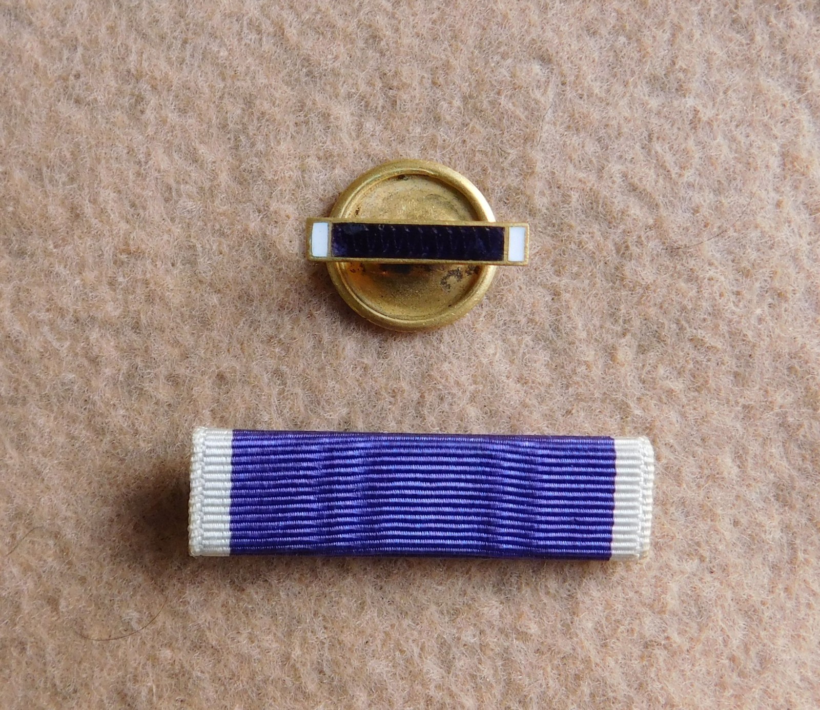 ORIGINAL WWII U.S. ARMY PH LAPEL BUTTON & RIBBON BAR SET UNISSUED ORIGINAL WWII U.S. ARMY PH LAPEL BUTTON & RIBBON BAR SET UNISSUED