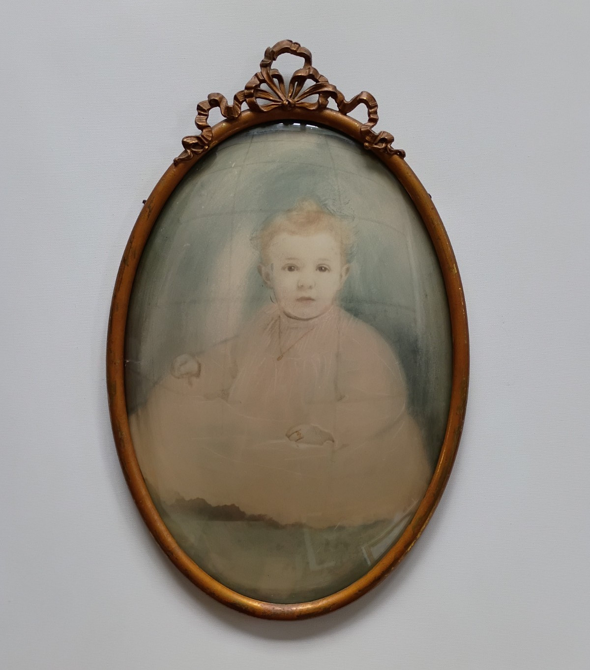 ANTIQUE VICTORIAN CONVEX GLASS METAL WALL PICTURE FRAME CHILD PORTRAIT