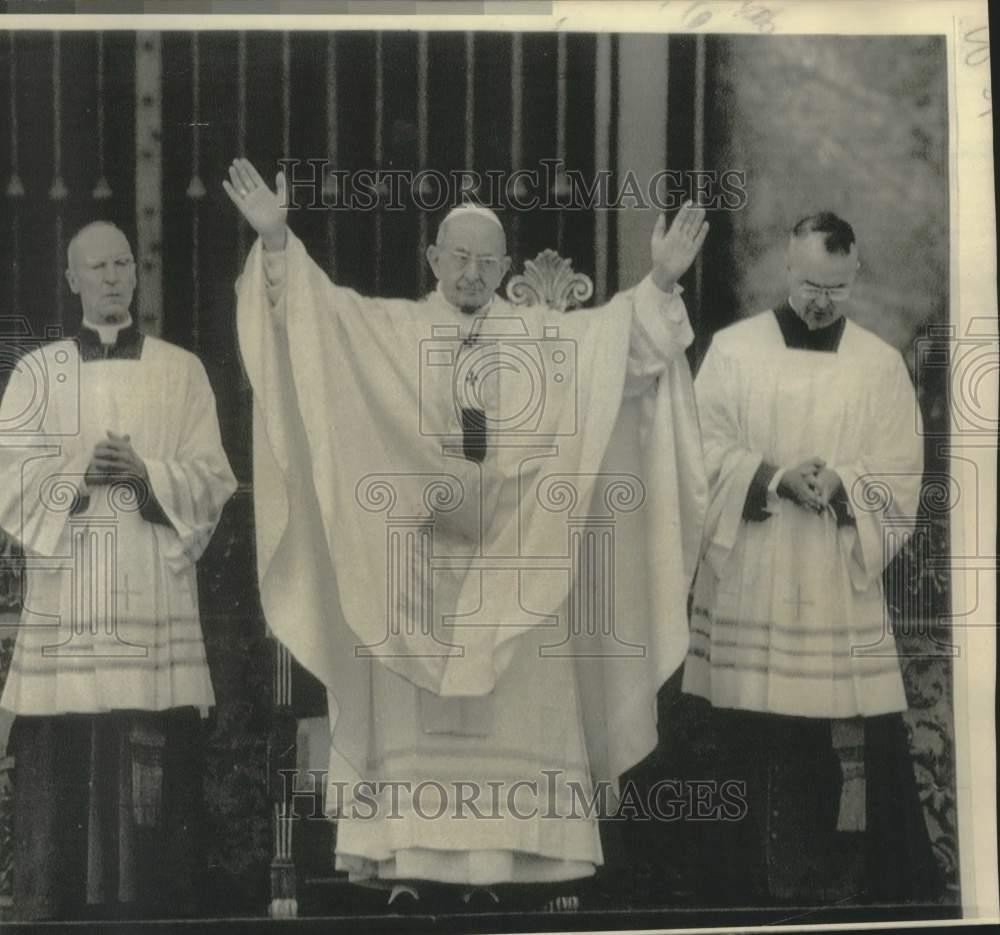 1975 Press Photo Pope Paul VI\'s beatification of four missionaries in St. Peters 1975 Press Photo Pope Paul VI\'s beatification of four missionaries in St. Peters
