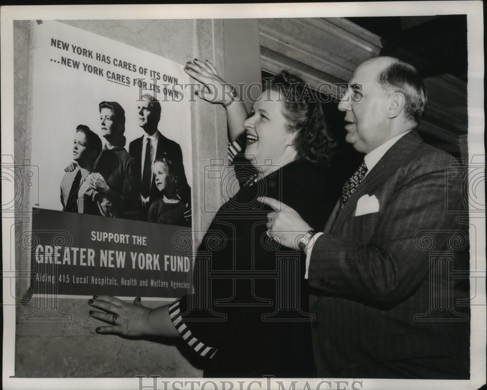 1946 Press Photo New York Singer Kate Smith, Postmaster Al Goldman NYC