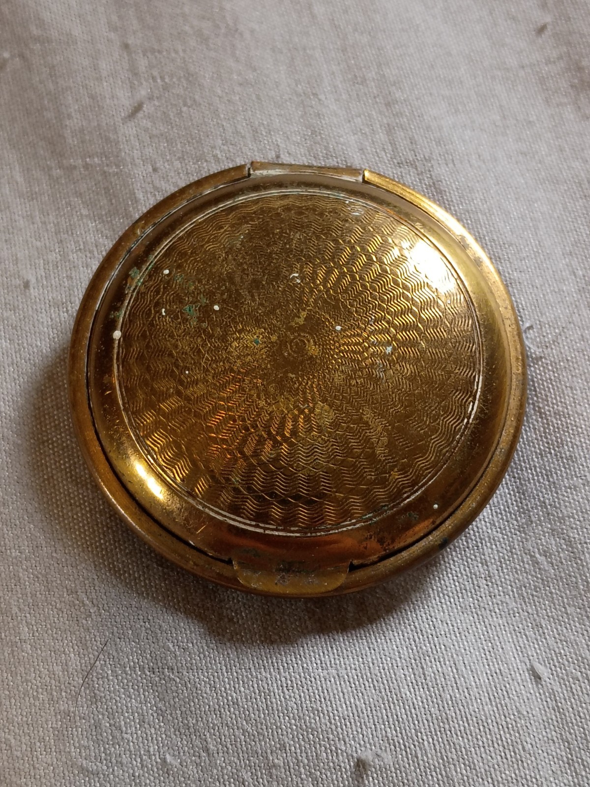 Antique E Burnham New York Chicago 1924 Patent Powder Compact. Antique E Burnham New York Chicago 1924 Patent Powder Compact.