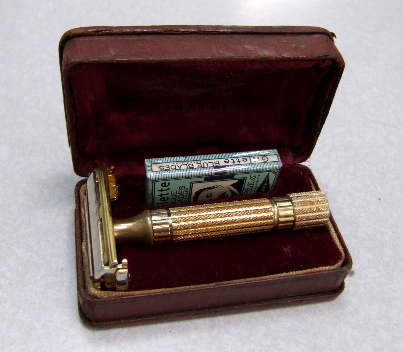 Vintage 1946-47 Gillette ARISTOCRAT TTO DE Safety Razor Set in Case Vintage 1946-47 Gillette ARISTOCRAT TTO DE Safety Razor Set in Case
