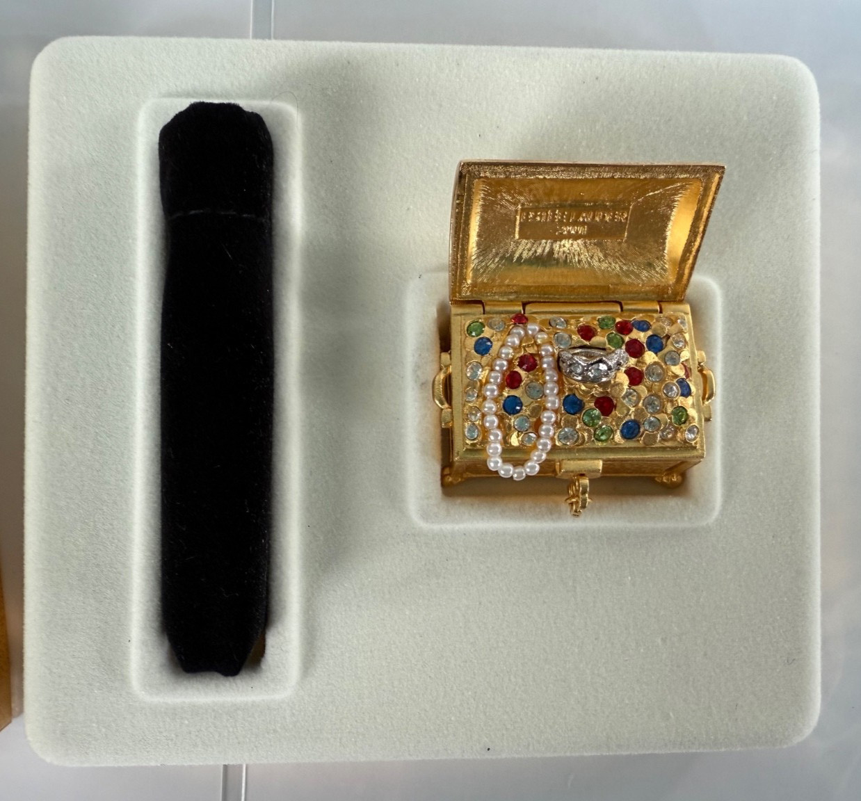 Vintage Estee Lauder Dazzling Gold Treasure Chest SolidCompact Vintage Estee Lauder Dazzling Gold Treasure Chest SolidCompact