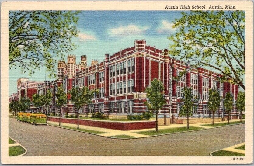 AUSTIN, Minnesota Postcard AUSTIN HIGH SCHOOL Street View / Curteich Linen 1941