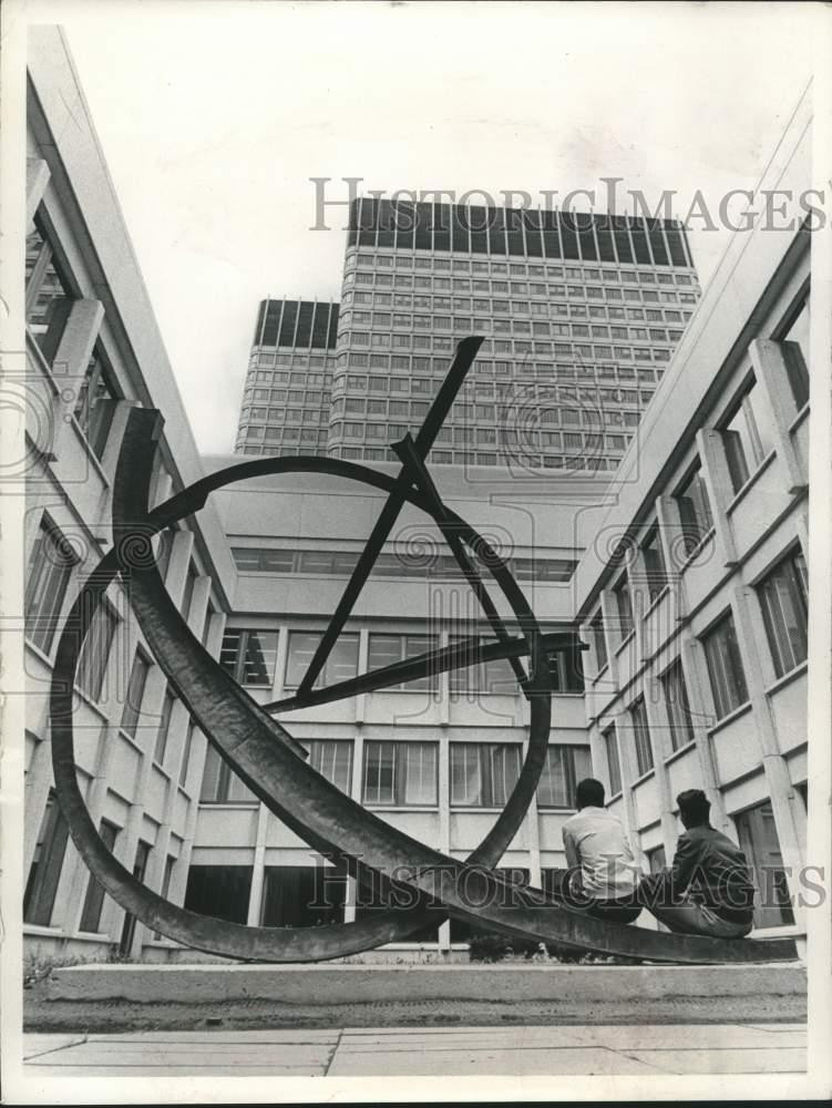 1969 Press Photo Art By Herbert Ferber in Front Of The John F. Kennedy Center 1969 Press Photo Art By Herbert Ferber in Front Of The John F. Kennedy Center