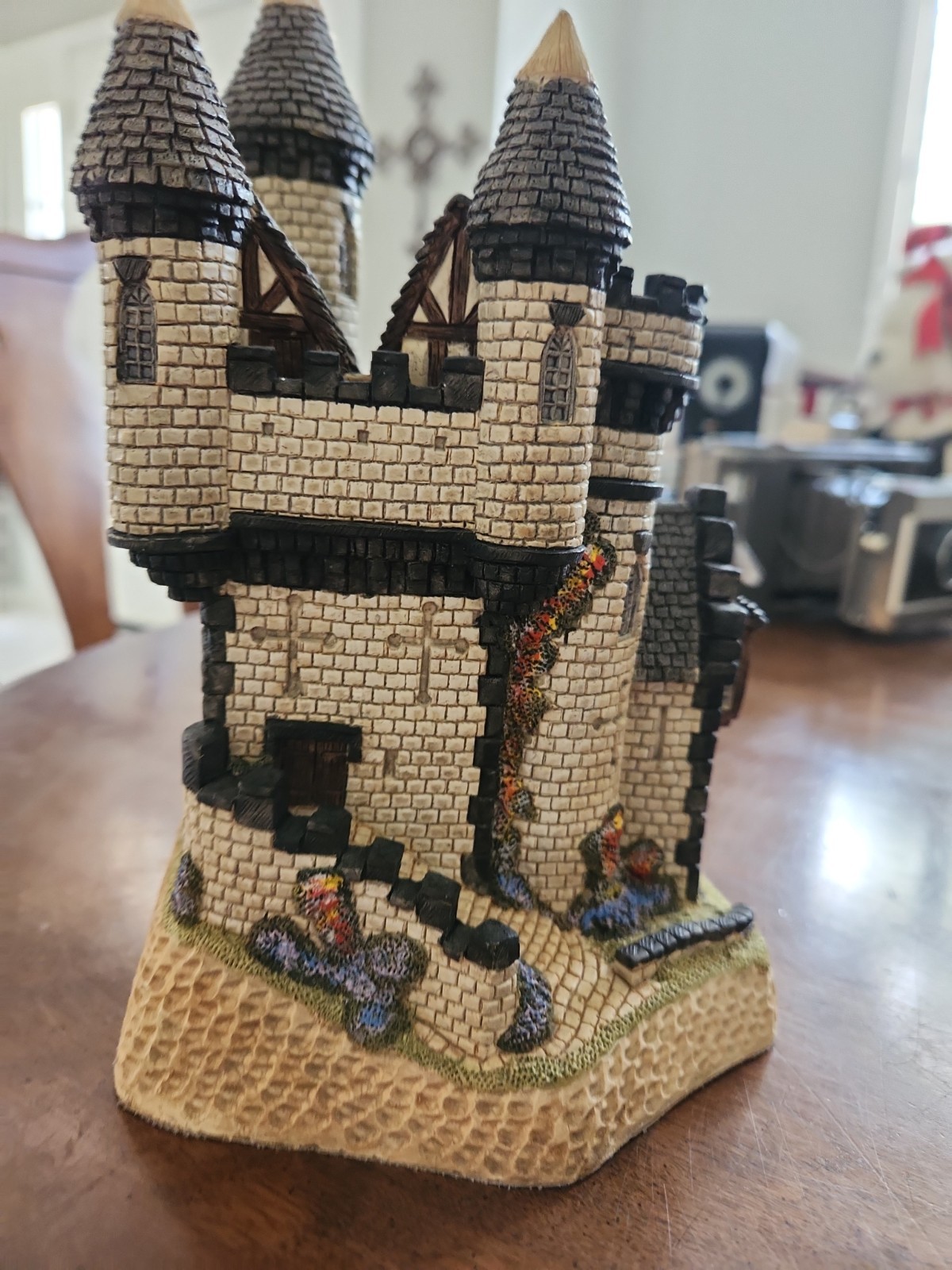 David Winter Cottage Macbeth’s Castle 1988 • Signed • Good Condition