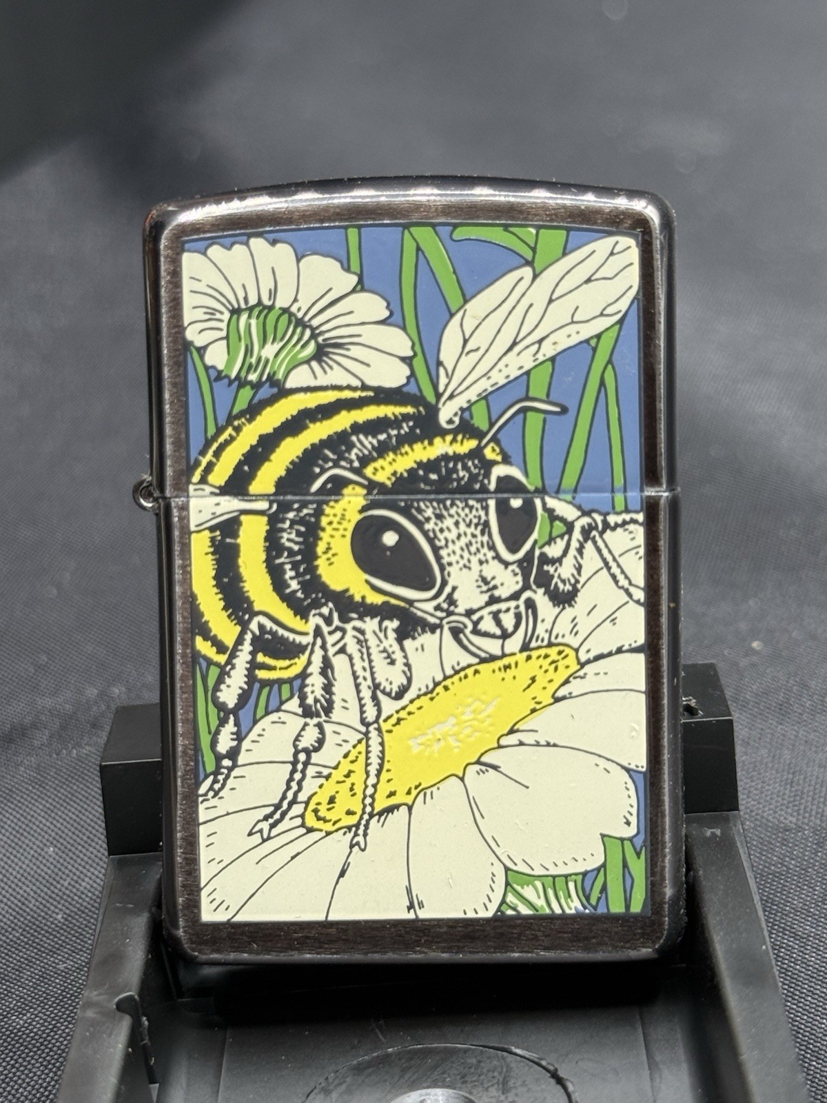 ZIPPO BARRETT SMYTHE BEE LIGHTER 1994 MINT IN PLASTIC BLACK BOX UNFIRED ZIPPO BARRETT SMYTHE BEE LIGHTER 1994 MINT IN PLASTIC BLACK BOX UNFIRED