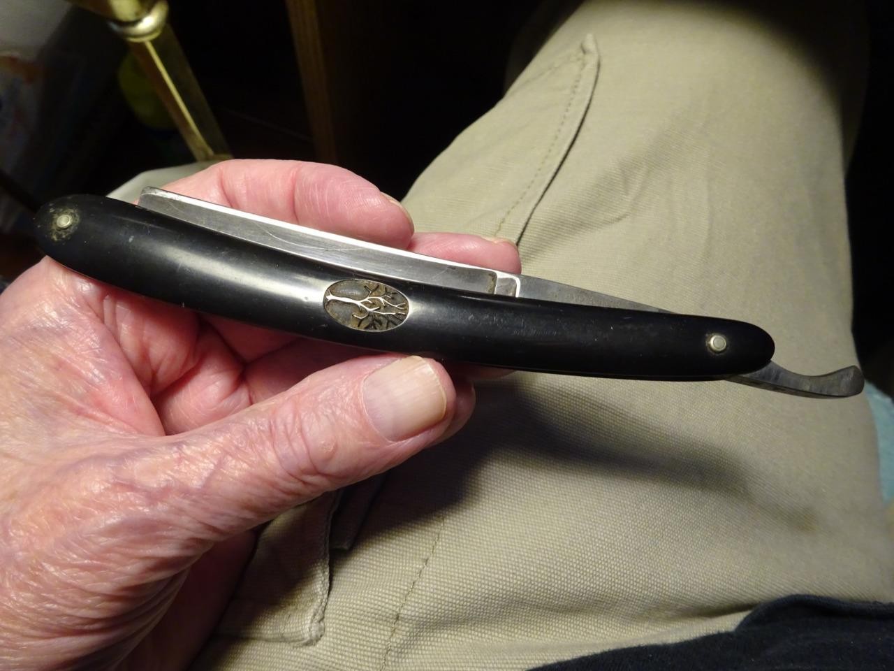 ANTIQUE STRAIGHT RAZOR ANTIQUE STRAIGHT RAZOR