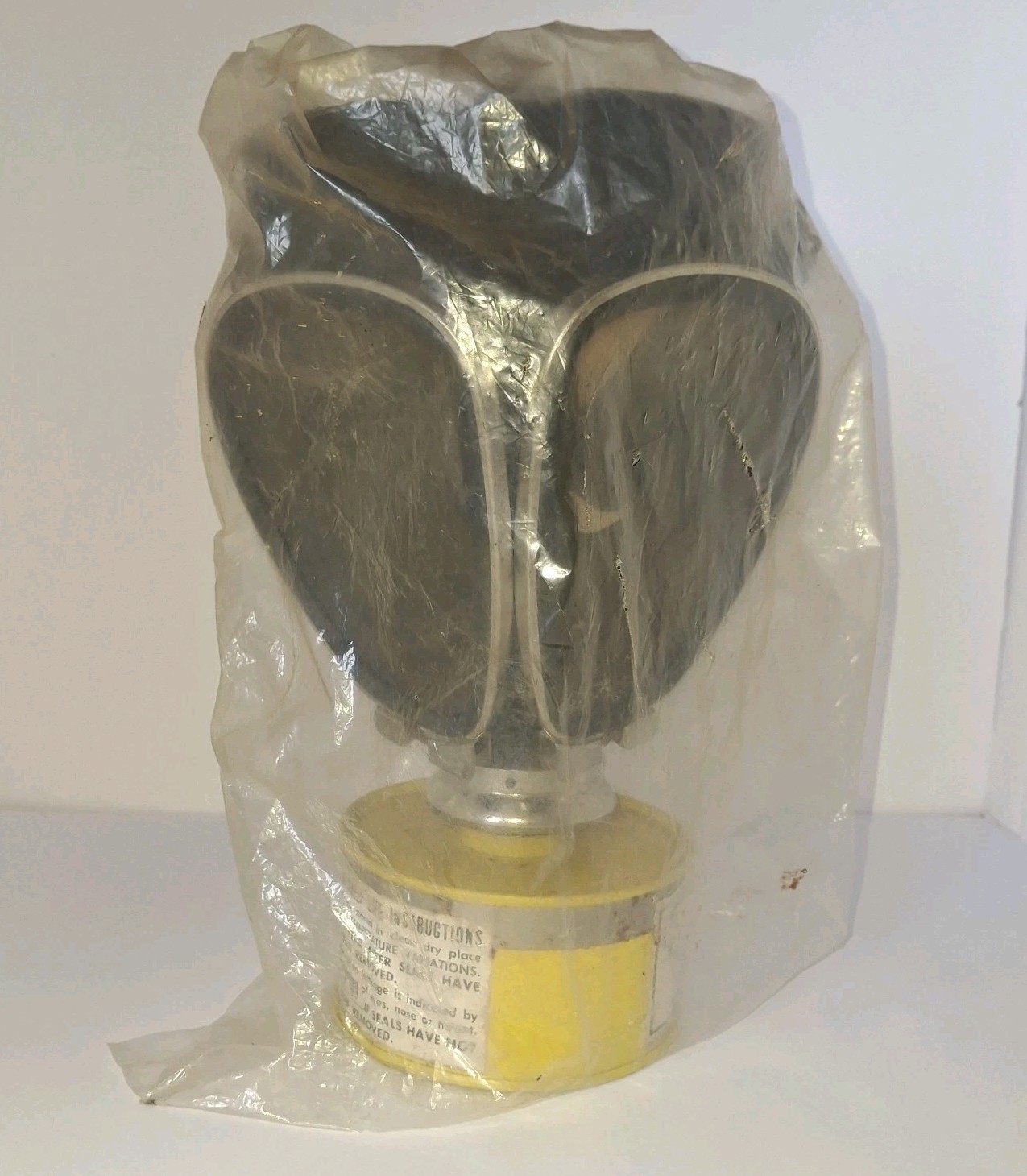 Vtg 1966 Acme Scott Gas Mask Chin Canister 272-OVAG-L Glass Lens NOS Prop Only Vtg 1966 Acme Scott Gas Mask Chin Canister 272-OVAG-L Glass Lens NOS Prop Only