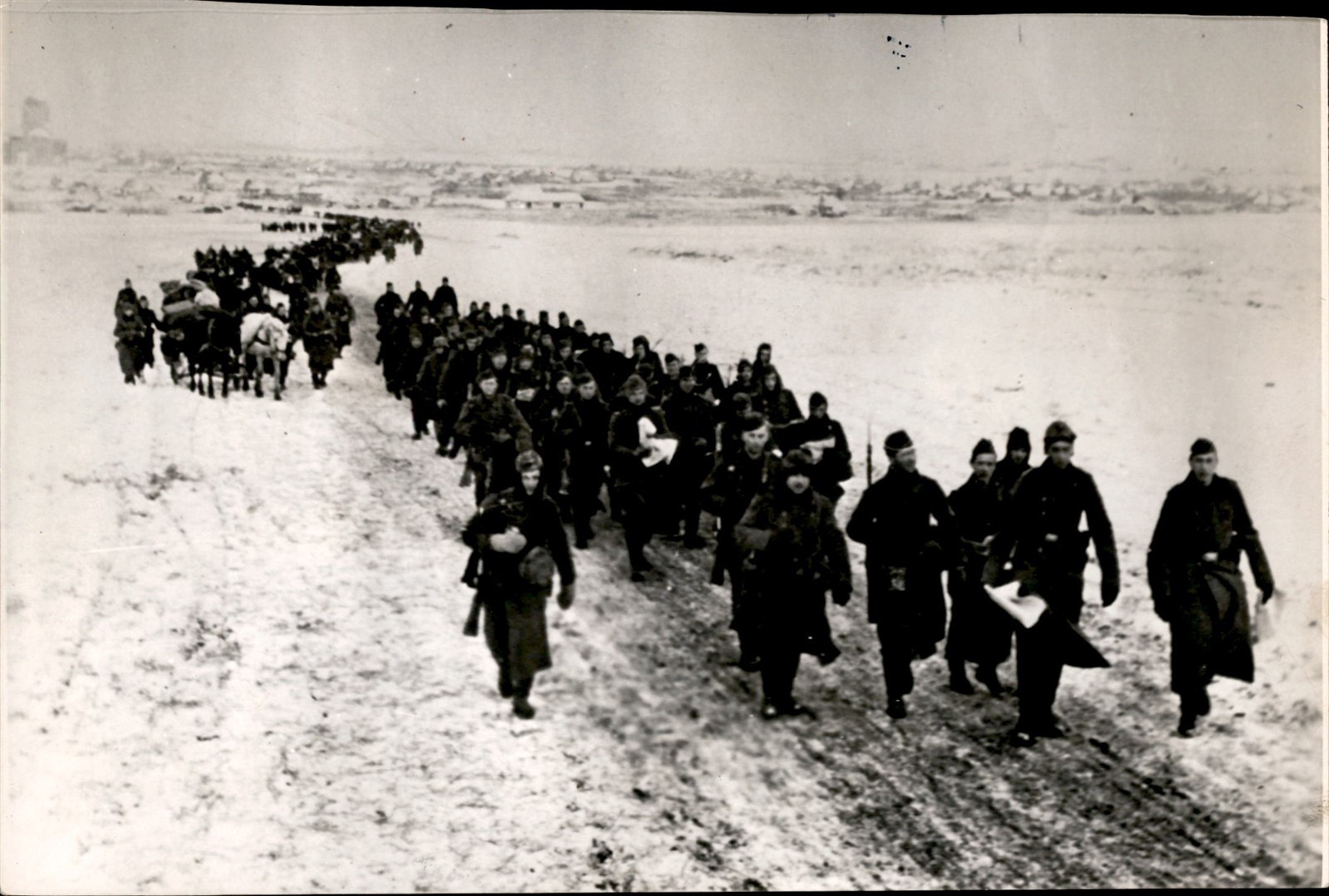 CGE60 1942 Original Photo GERMAN SOLDIERS MARCHING ACROSS SNOWY UKRAINE WWII CGE60 1942 Original Photo GERMAN SOLDIERS MARCHING ACROSS SNOWY UKRAINE WWII