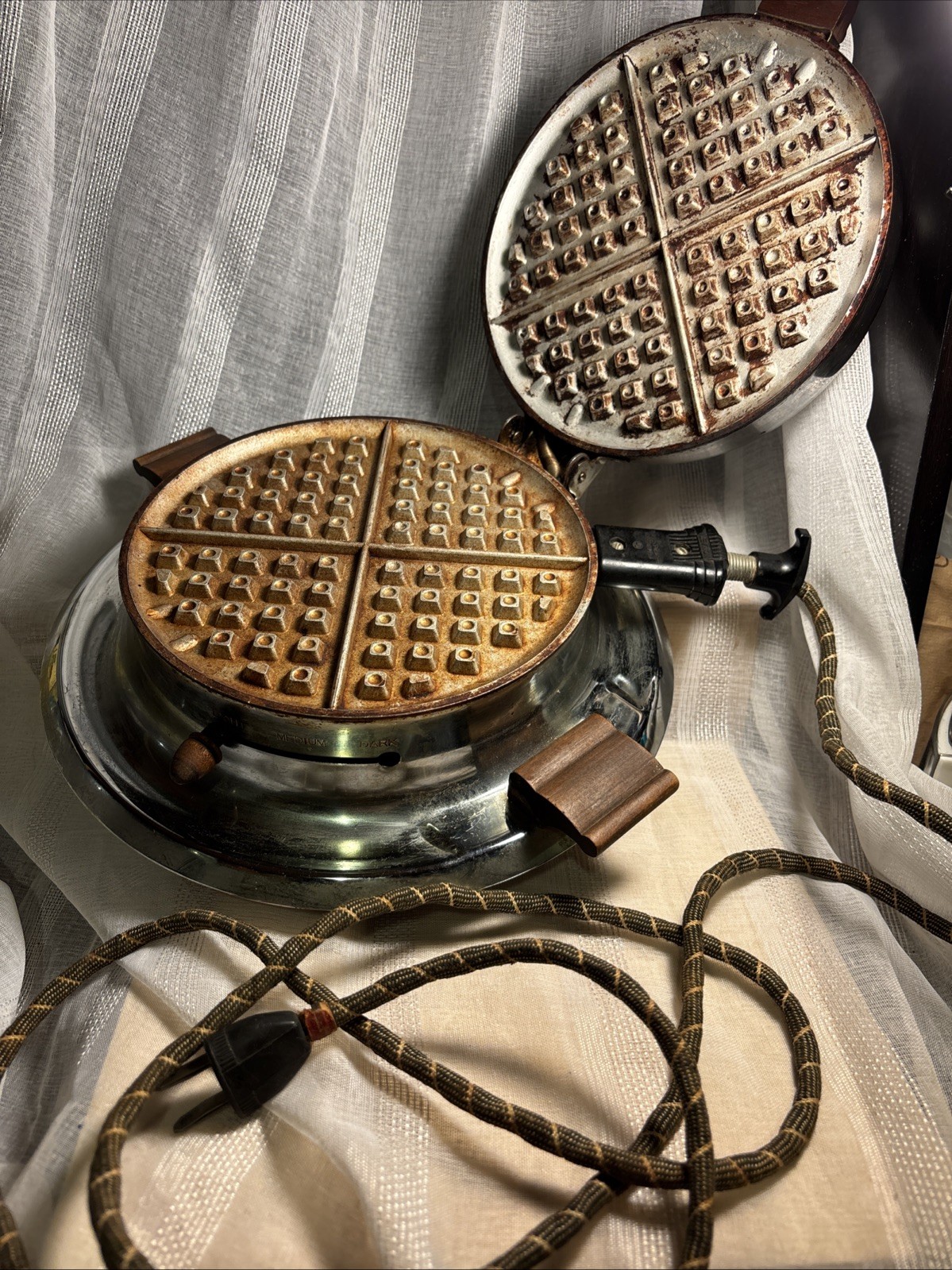 Dominion Waffle Maker Round #1305 VTG 1950’s USA Leviton Cord Art Deco Nostalgic Dominion Waffle Maker Round #1305 VTG 1950’s USA Leviton Cord Art Deco Nostalgic