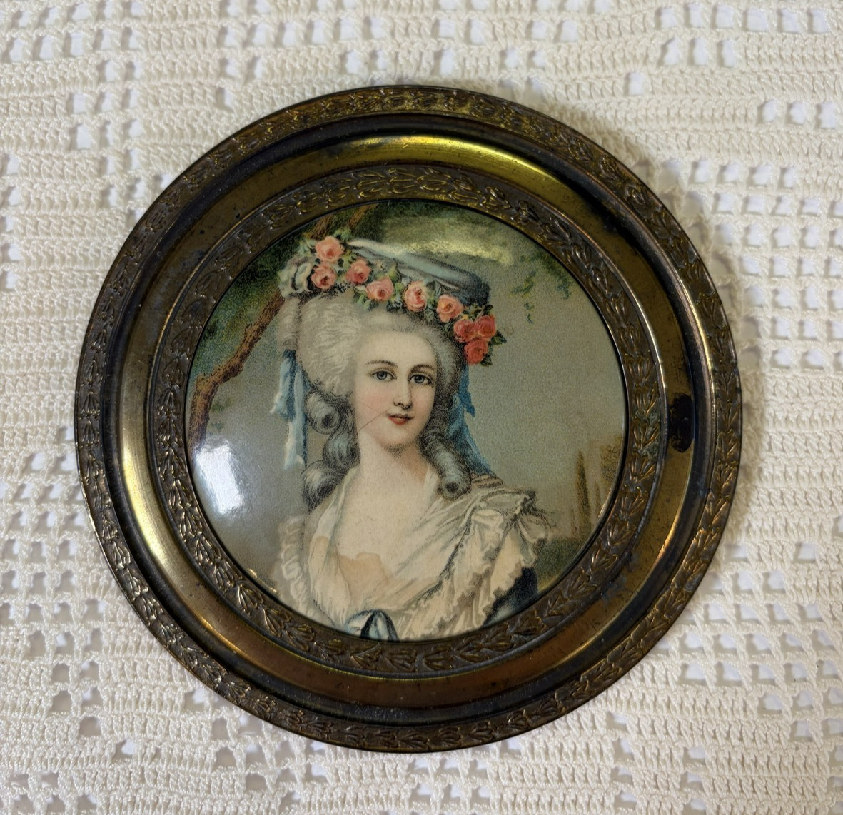 Vintage Round Portrait Lady Brass Metal Powder Trinket Box Lid Mirror Floral