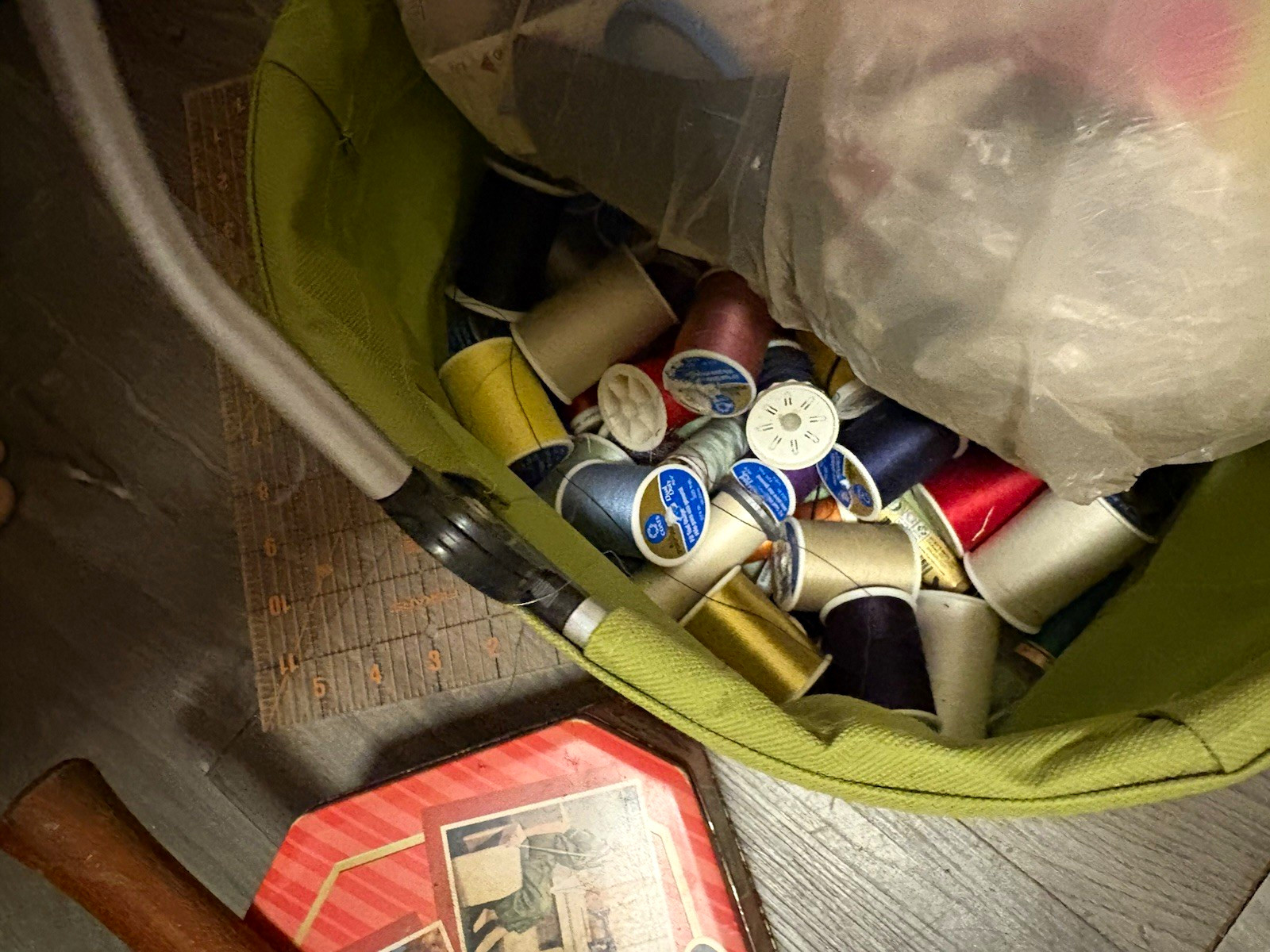 SINGER Tin Sewing Box w/ Mixed Notions Thread Spools Scissors Tape Measure SINGER Tin Sewing Box w/ Mixed Notions Thread Spools Scissors Tape Measure