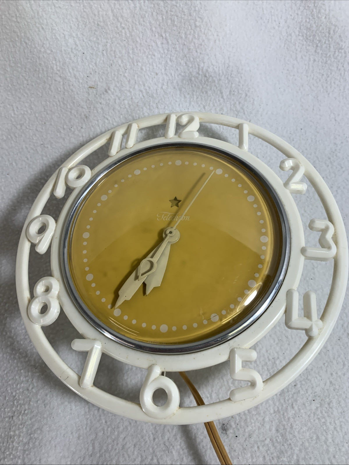 Vintage 1960’s Telechron Yellow & White Electric Kitchen Wall Clock 2H21 Vintage 1960’s Telechron Yellow & White Electric Kitchen Wall Clock 2H21