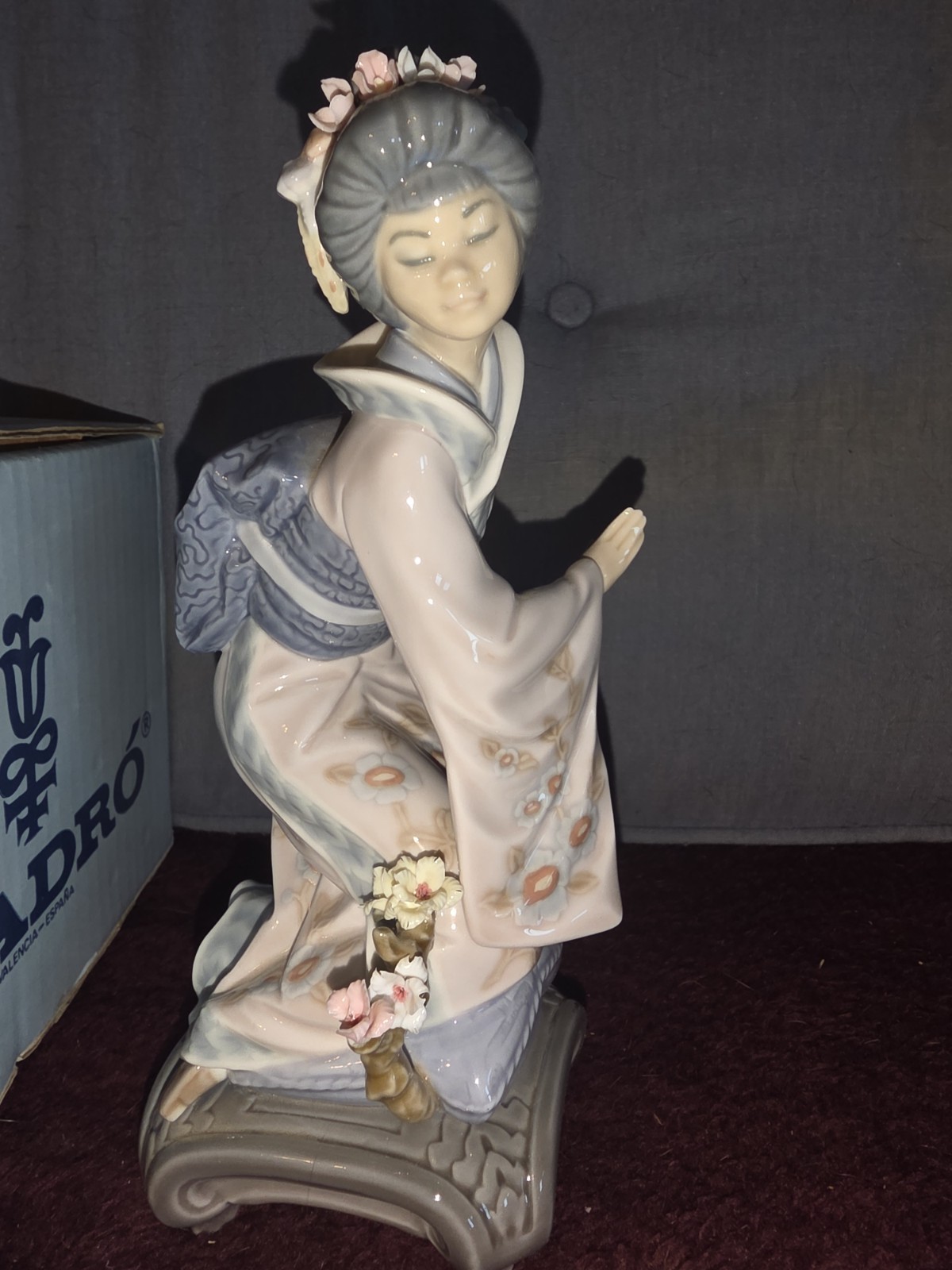 Japonesita Arrodillada 