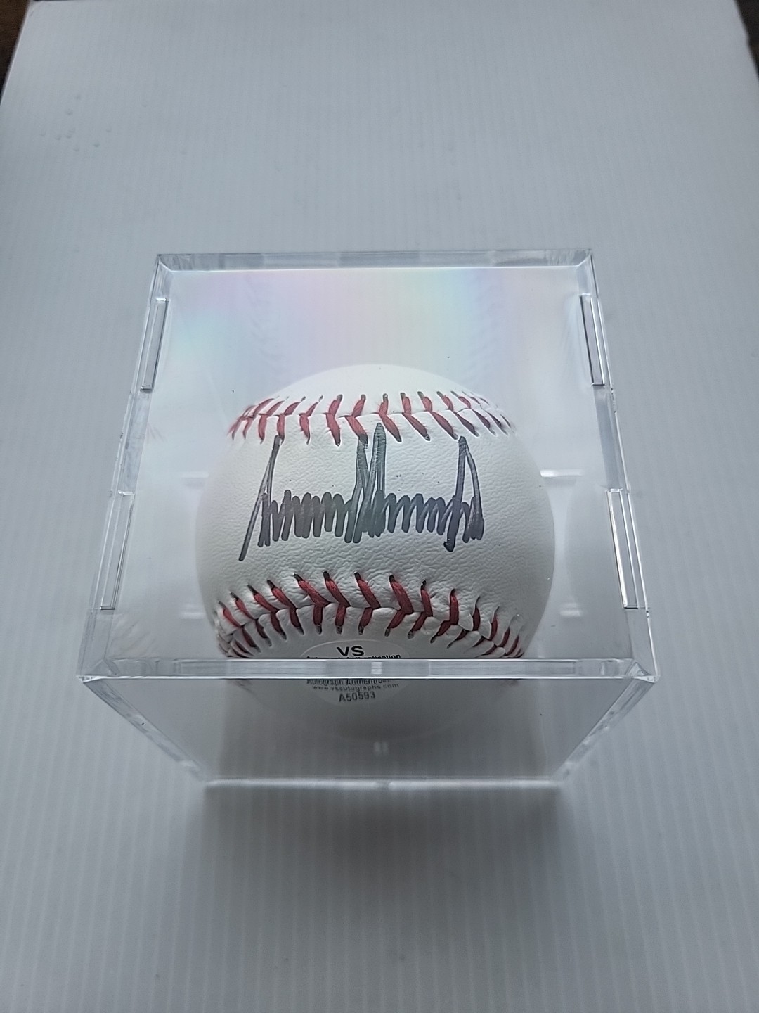 PRESIDENT DONALD TRUMP Hand-Signed Autographed Baseball W/COA & Protective Case PRESIDENT DONALD TRUMP Hand-Signed Autographed Baseball W/COA & Protective Case