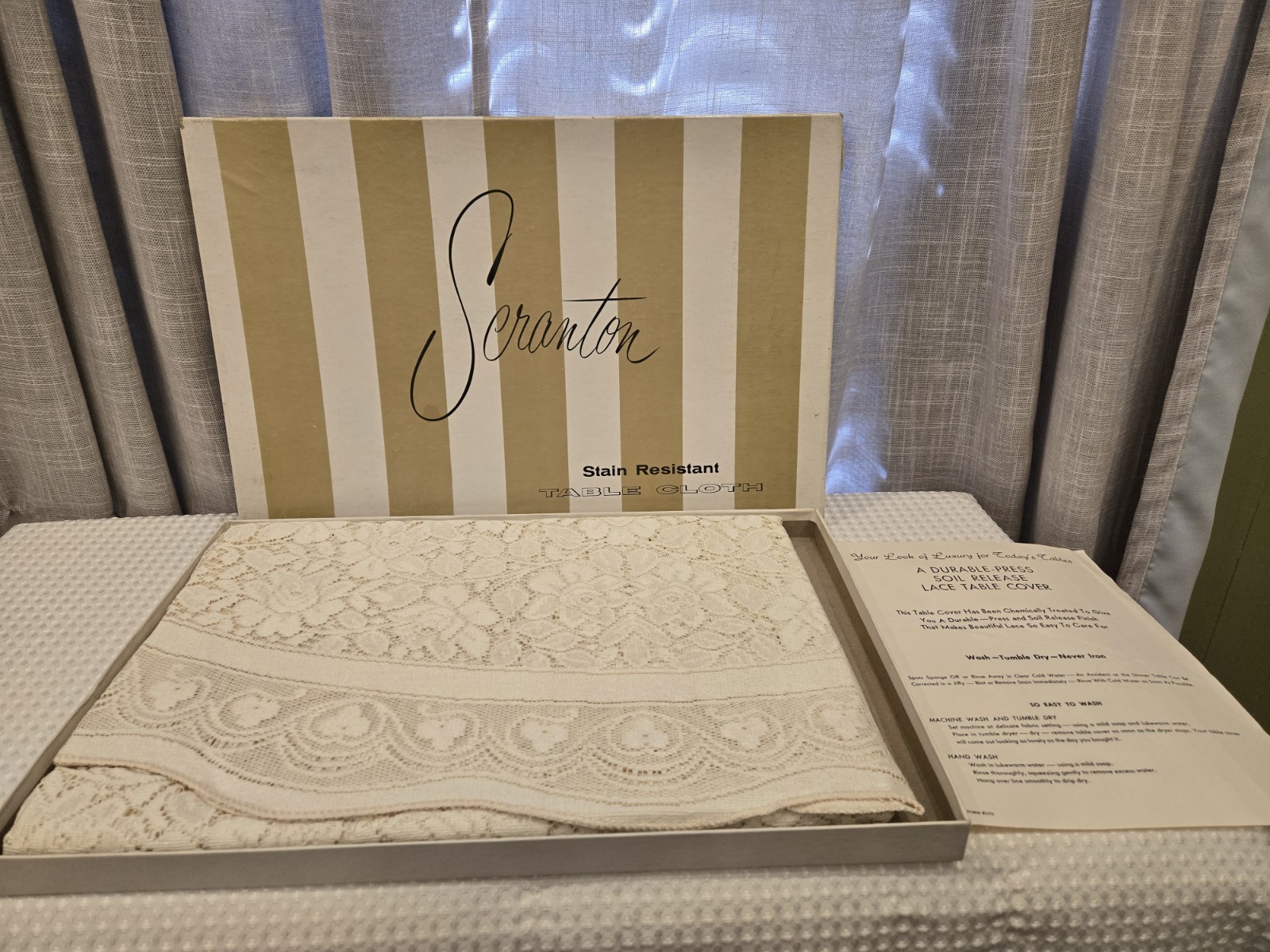 VTG 60s/70s Round Ivory Tablecloth 70\