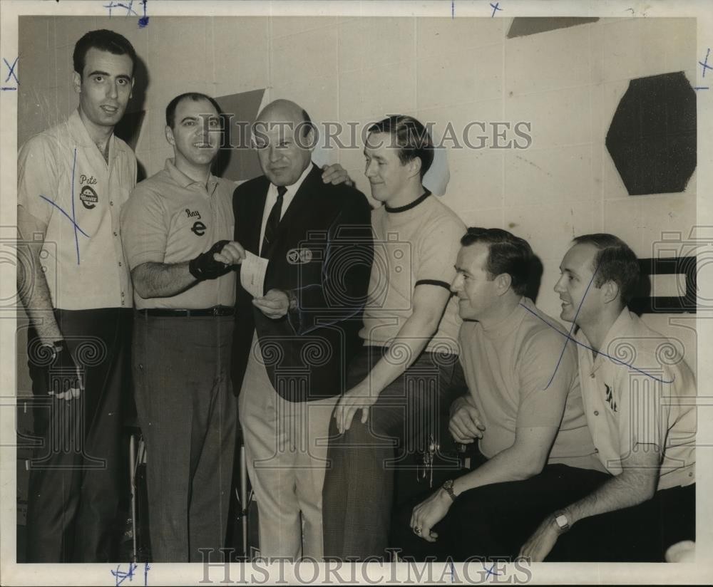 1968 Press Photo Bowling players flash $6,000 winner\'s check - noo00330 1968 Press Photo Bowling players flash $6,000 winner\'s check - noo00330