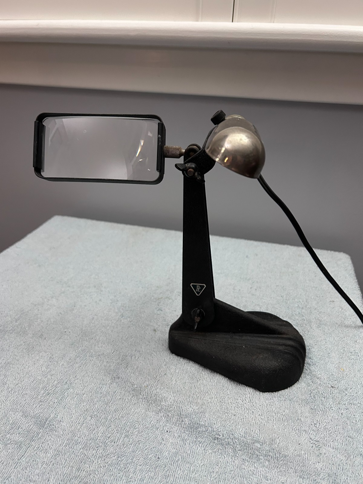 VINTAGE 1940\'s Bausch & Lomb Lighted Stand with Magnifying Glass 110-120V VINTAGE 1940\'s Bausch & Lomb Lighted Stand with Magnifying Glass 110-120V