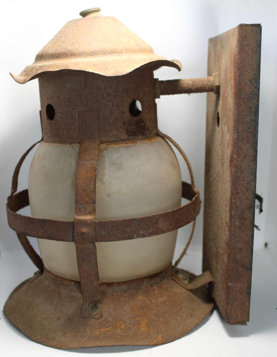 Antique Vintage RUSTIC WALL MOUNT LANTERN - RAILROAD STYLE - Original Glass Antique Vintage RUSTIC WALL MOUNT LANTERN - RAILROAD STYLE - Original Glass