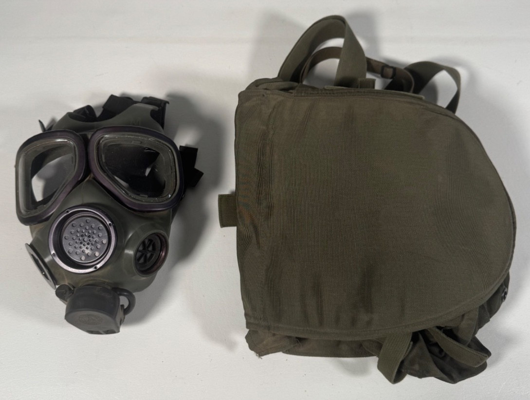 US Military M40 Field Protective Gas Mask with Case Size Medium US Military M40 Field Protective Gas Mask with Case Size Medium