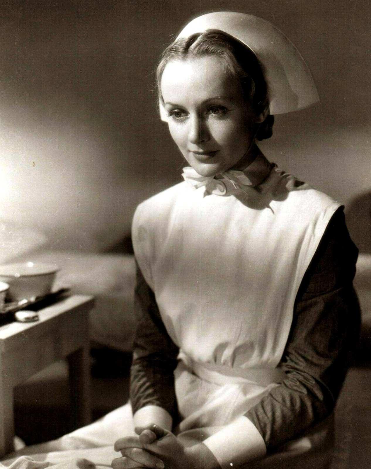1940 CAROLE LOMBARD in Vigil in the Night PHOTO (208-F) 1940 CAROLE LOMBARD in Vigil in the Night PHOTO (208-F)
